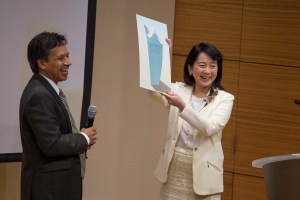 Dr. Deepak Srivastava presents Dr. Takahashi with the Ogawa-Yamanaka Prize.